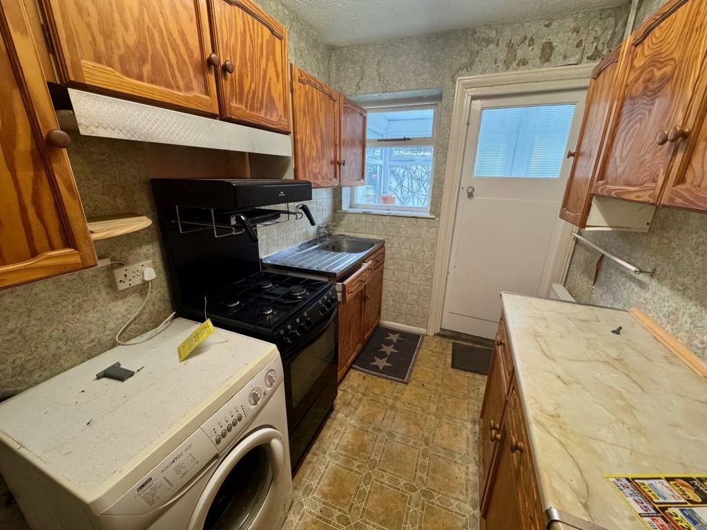 Lot: 150 - THREE-BEDROOM SEMI-DETACHED HOUSE FOR IMPROVEMENT - Kitchen